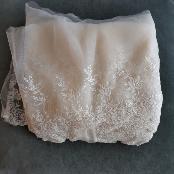 Lace trim for wedding dresses (3) - Picture 2 of 3